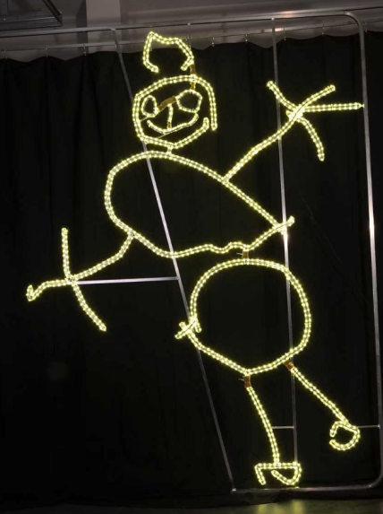 Mikulášov návrh svetelnej dekorácii zobrazuje snehuliaka v snehovej búrke.