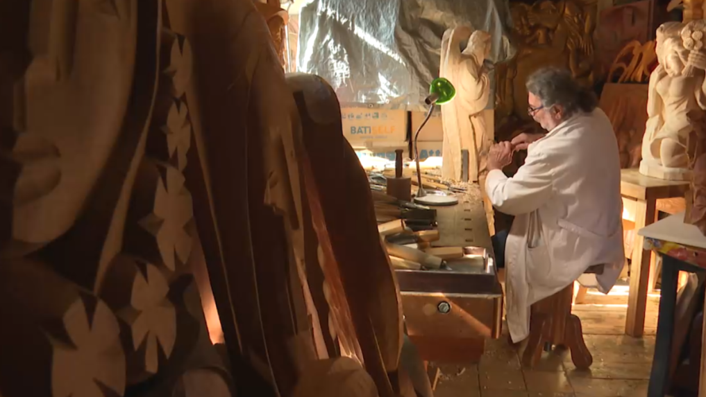 Umelecký rezbár Cyril Kocúrek po celý život dáva drevu tvár aj dušu.