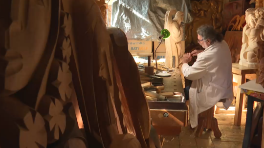 Umelecký rezbár Cyril Kocúrek po celý život dáva drevu tvár aj dušu.