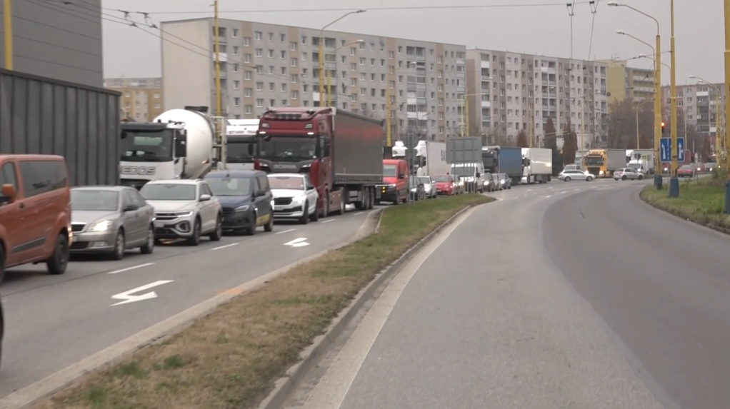 Ľudia blokovali dopravu aj na ceste na najväčšom prešovskom sídlisku Sekčov.