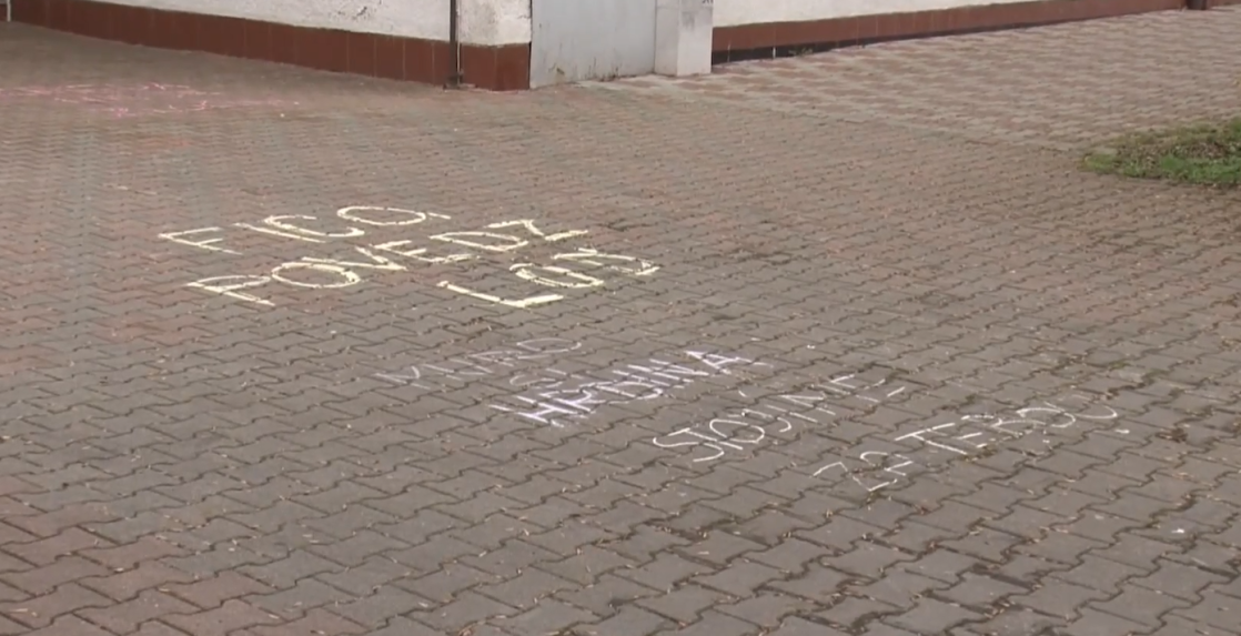 Na snímke nápis kriedou na chodníku.