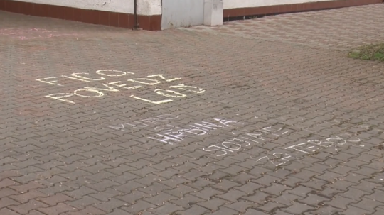 Na snímke nápis kriedou na chodníku.
