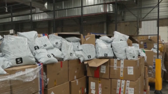 Na snímke balíky zo Sheinu.