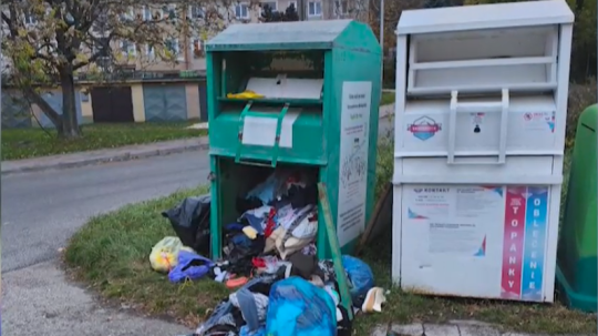 Zničené kontajnery na použité oblečenie.