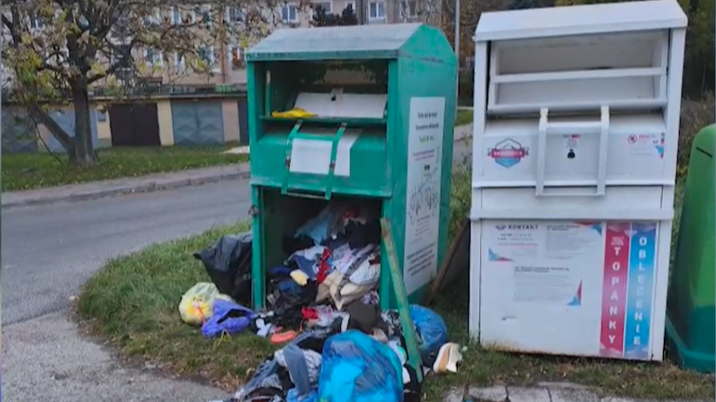 Zničené kontajnery na použité oblečenie.