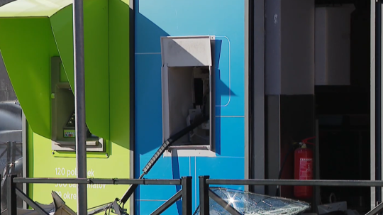 Na snímke poškodený bankomat v Stupave.