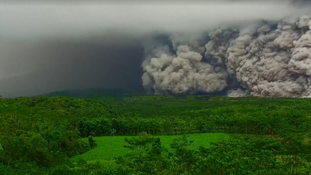 Na snímke výbuch indonézskej sopky.