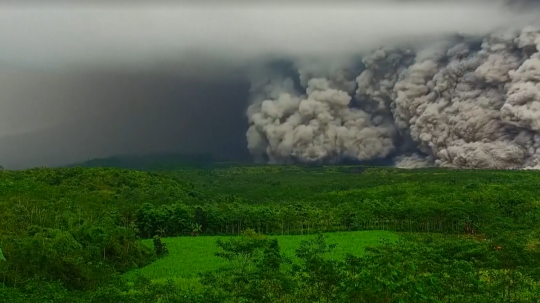 Na snímke výbuch indonézskej sopky.