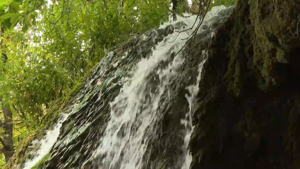 Miestnou atrakciou v obci Hrhov je vodopád.