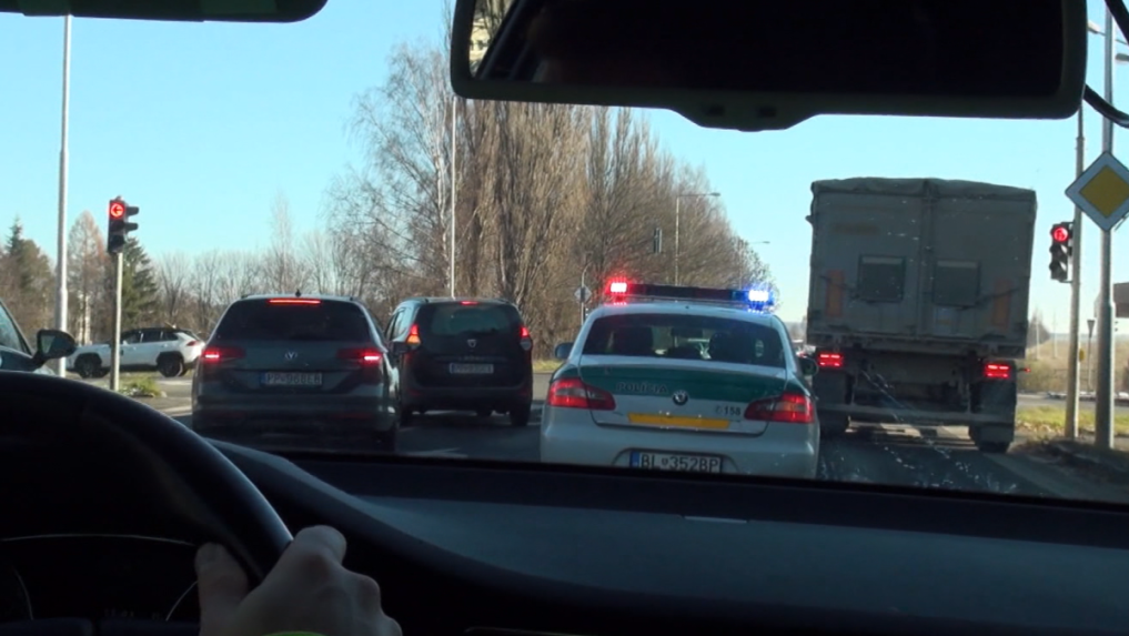 Skúšky jazdy s modrými a červenými majákmi preverili šoférov aj policajtov.