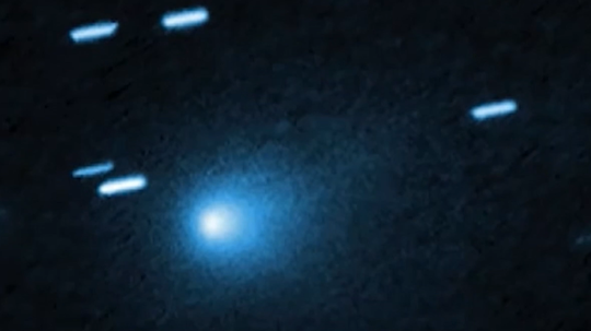 Na snímke zábery zverejnené spoločnosťou NASA, na ktorých je kométa 3I/ATLAS.