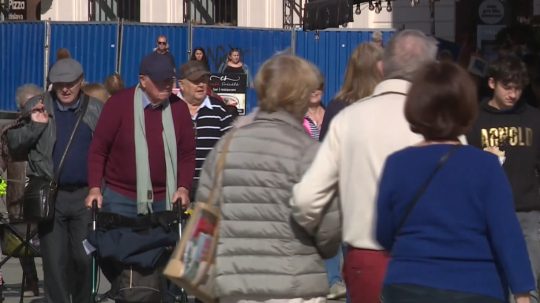 ľudia, seniori v meste