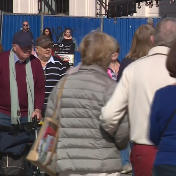 ľudia, seniori v meste