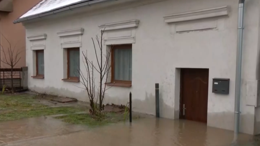 Na snímke vytopený dom v Sliači.