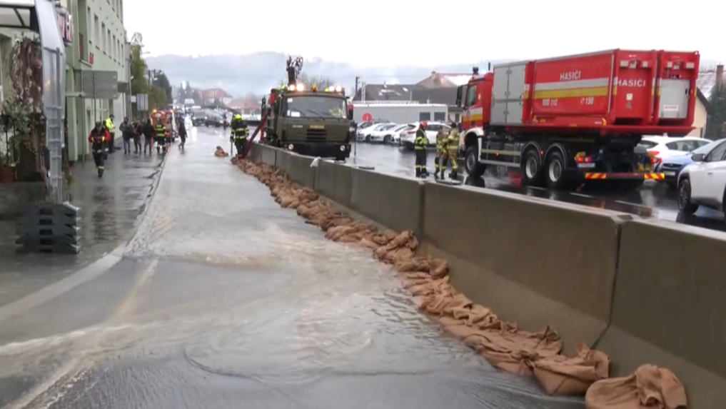 Hasiči odstraňujú následky povodní v Sliači.