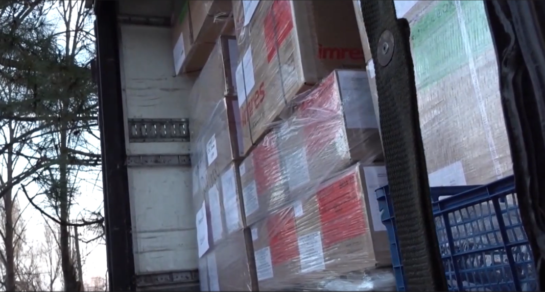 Na snímke balíky s pomocou.