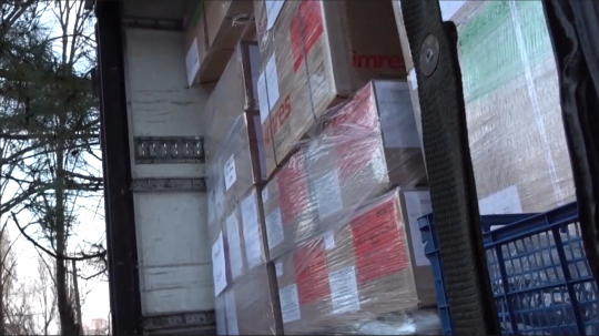 Na snímke balíky s pomocou.