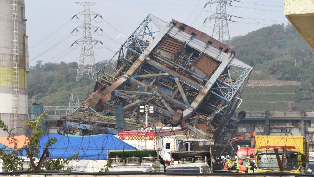 zrútená veža v elektrárni