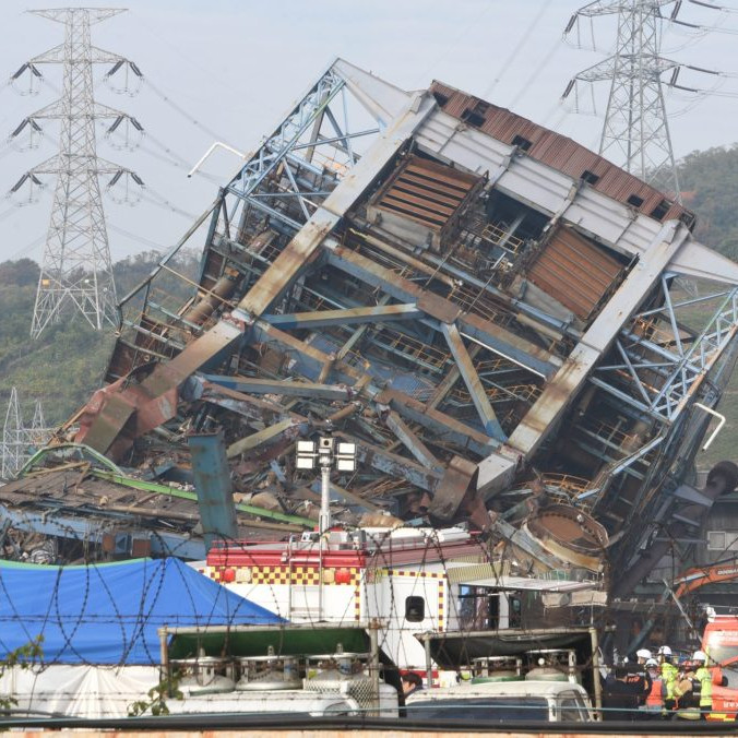 zrútená veža v elektrárni