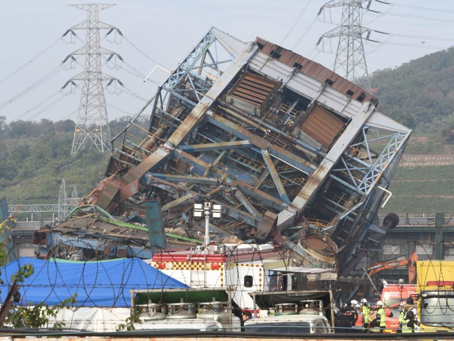 zrútená veža v elektrárni