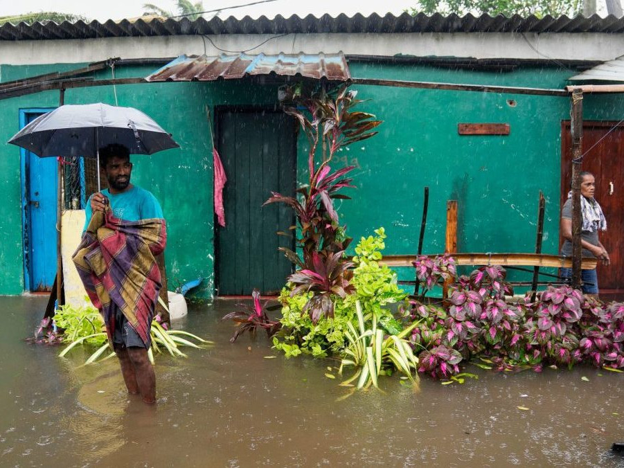 Na snímke povodne na Srí Lanke.