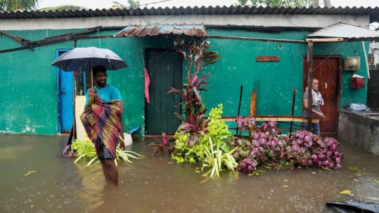 Na snímke povodne na Srí Lanke.