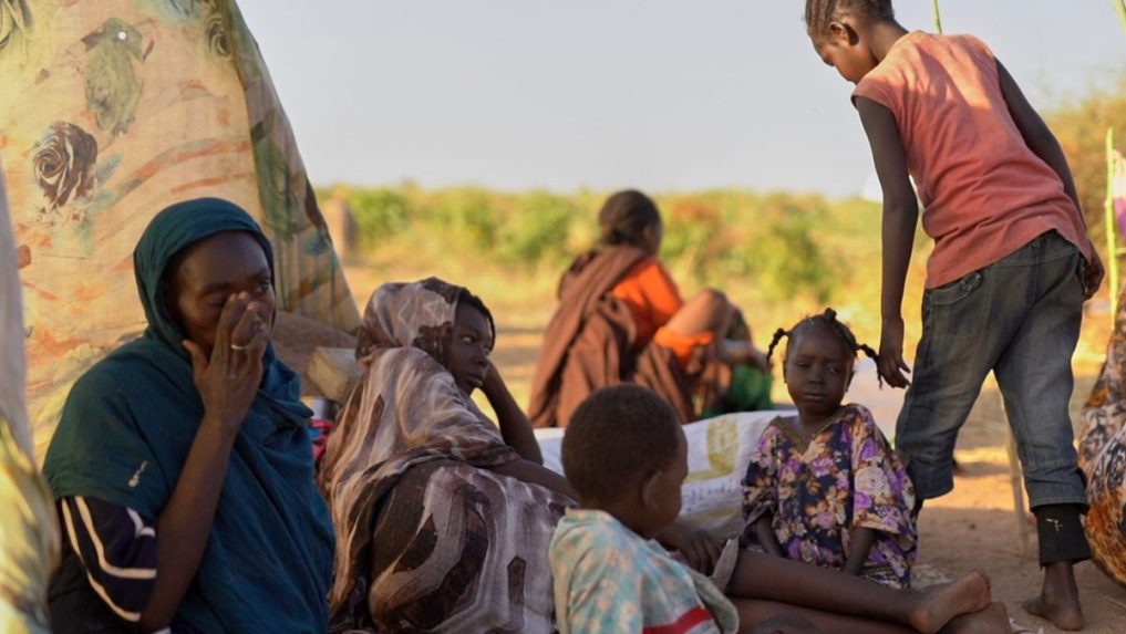 Na snímke vysídlené ženy a deti z mesta al-Fášir.