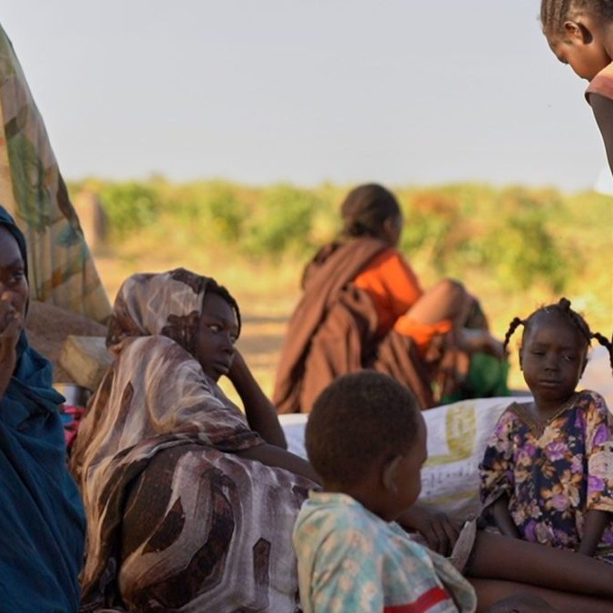 Na snímke vysídlené ženy a deti z mesta al-Fášir.