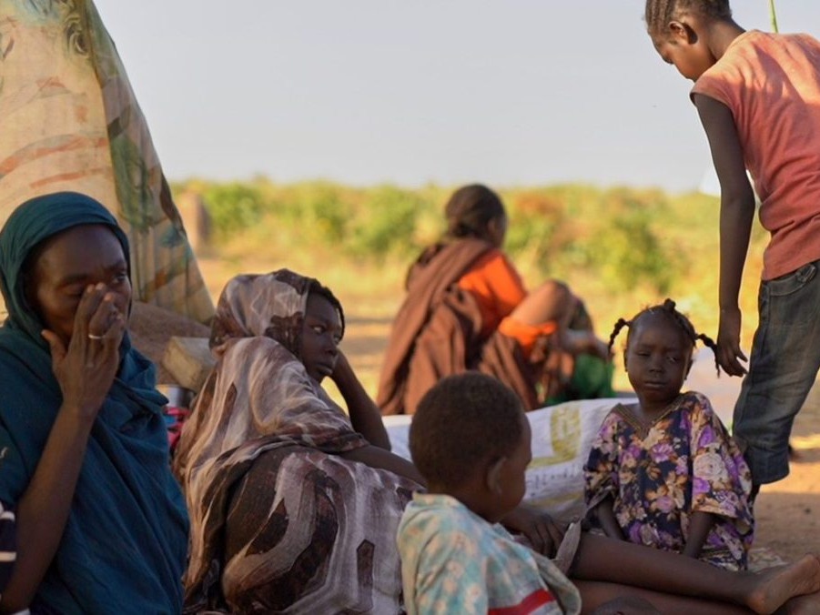 Na snímke vysídlené ženy a deti z mesta al-Fášir.