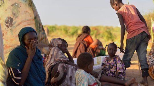 Na snímke vysídlené ženy a deti z mesta al-Fášir.
