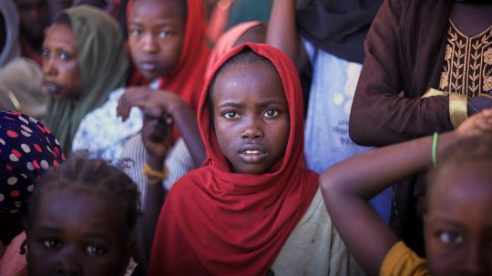 Ženy a deti v tábore, kde sa schovávajú pred nebezpečenstvom.