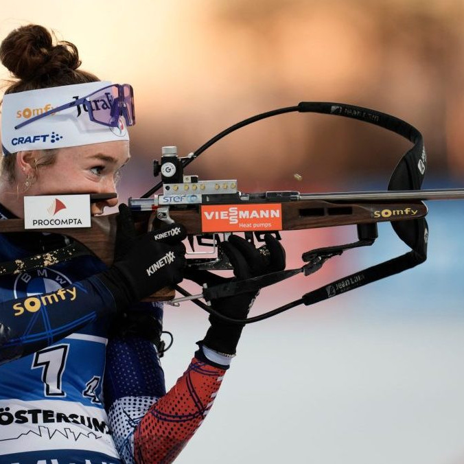 Na snímke Francúzska biatlonistka Lou Jeanmonnotová.