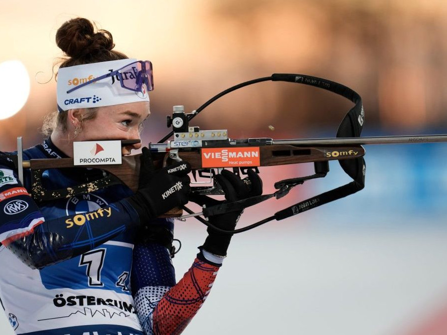 Na snímke Francúzska biatlonistka Lou Jeanmonnotová.