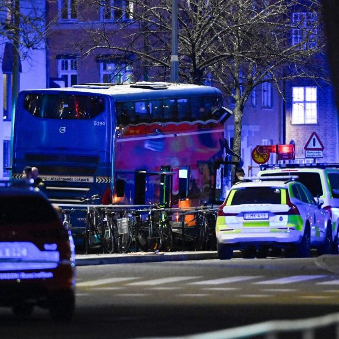 Na snímke záchranné zložky pri nehode autobusu v Štokholme.