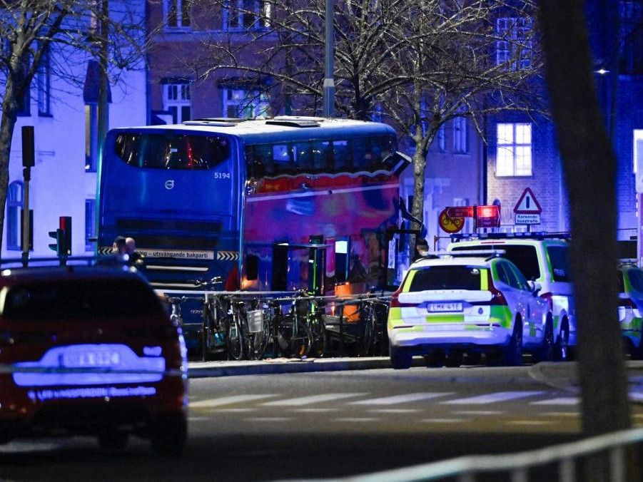 Na snímke záchranné zložky pri nehode autobusu v Štokholme.