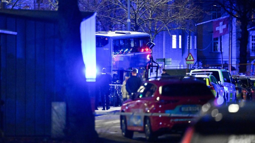 Na snímke záchranné zložky pri nehode autobusu v Štokholme.