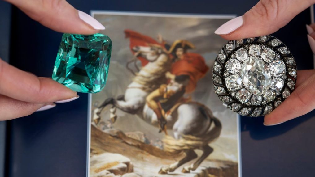 Zelený beryl s hmotnosťou viac ako 132 karátov, ktorý mal Napoleon údajne nosiť pri svojej korunovácii v roku 1804 a diamantová brošňa.