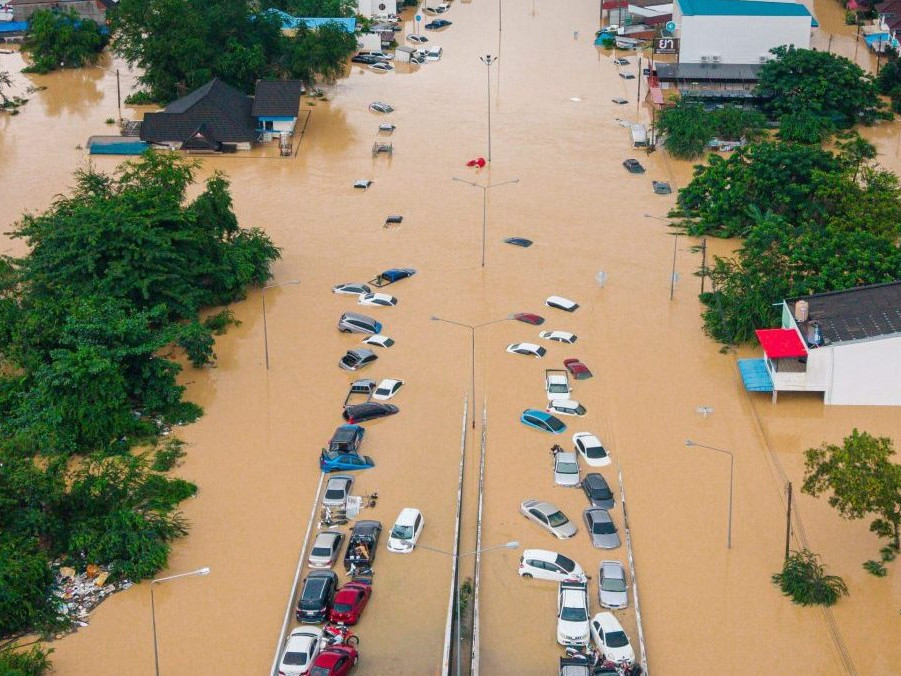 Záplavy postihli viac ako milión domácností.