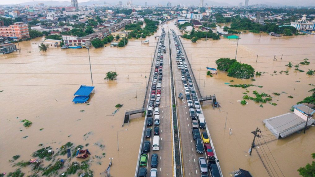 AutÃƒÂ¡ a domy sÃƒÂº zaplavenÃƒÂ© povodÃ…Âˆovou vodou na juhu Thajska.