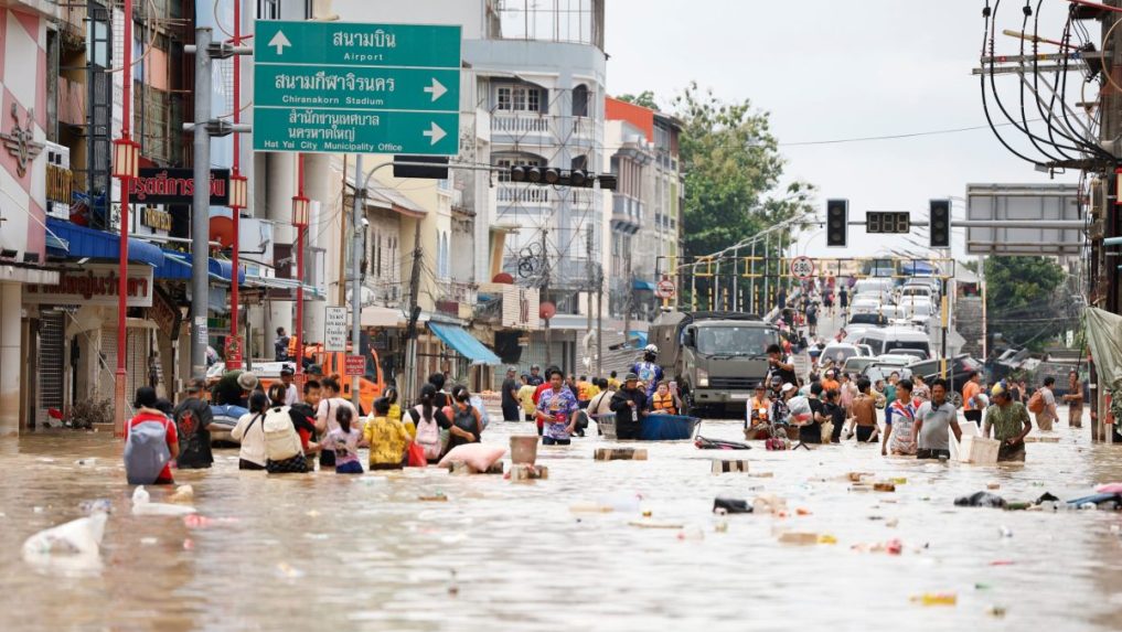 Ã„Â½udia sa brodia povodÃ…Âˆovou vodou.