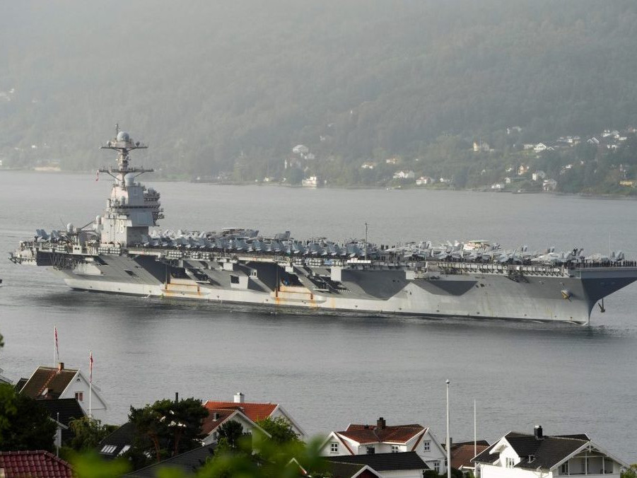 Na archívnej snímke z 12. septembra 2025 americká lietadlová loď USS Gerald R. Ford.