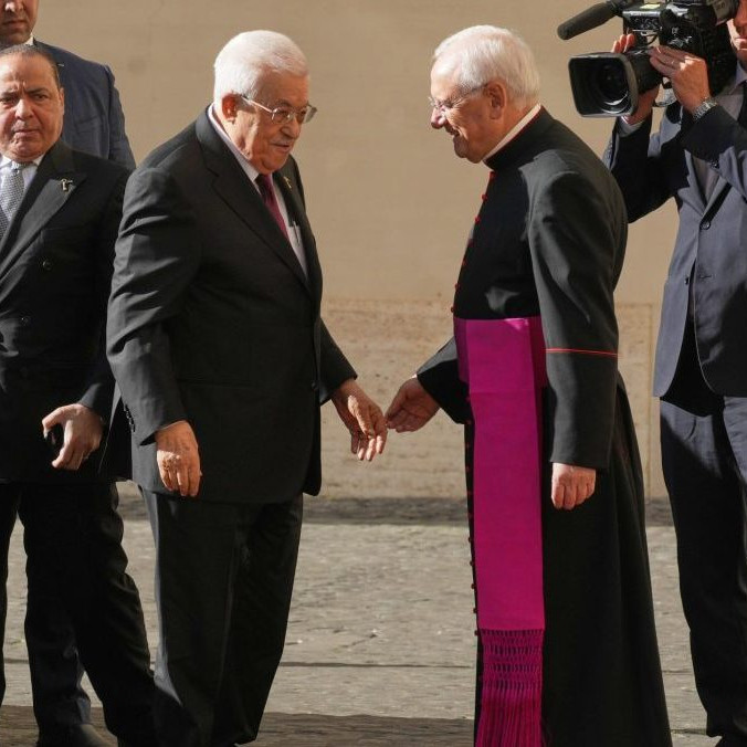 Palestínsky prezident Mahmúd Abbás (uprostred vľavo) sa zdraví s vedúcim vatikánskeho protokolu, monsignorom Leonardom Sapienzom.