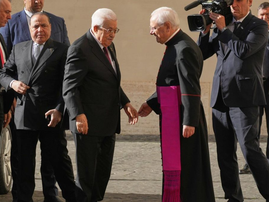 Palestínsky prezident Mahmúd Abbás (uprostred vľavo) sa zdraví s vedúcim vatikánskeho protokolu, monsignorom Leonardom Sapienzom.