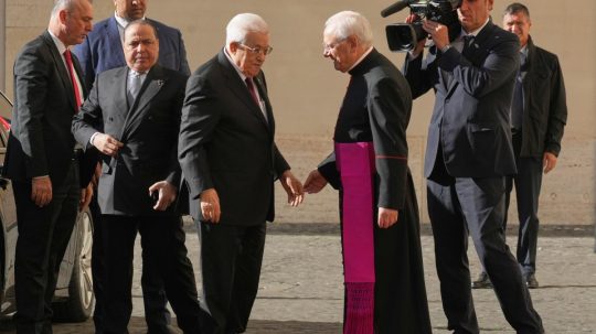 Palestínsky prezident Mahmúd Abbás (uprostred vľavo) sa zdraví s vedúcim vatikánskeho protokolu, monsignorom Leonardom Sapienzom.