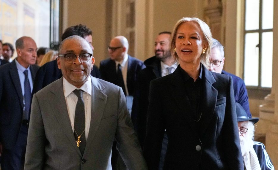 Režisér Spike Lee a jeho žena Tonya Lewis Lee na návšteve pápeža.