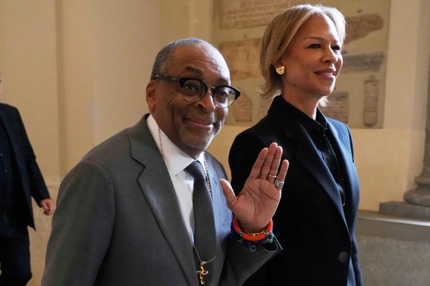 ReÃ…Â¾isÃƒÂ©r Spike Lee a jeho Ã…Â¾ena Tonya Lewis Lee na nÃƒÂ¡vÃ…Â¡teve pÃƒÂ¡peÃ…Â¾a.