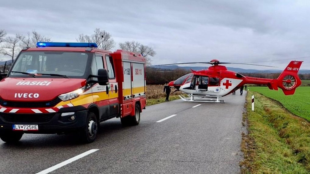 hasičské vozidlo a záchranársky vrtuľník
