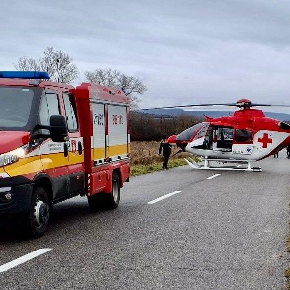 hasičské vozidlo a záchranársky vrtuľník