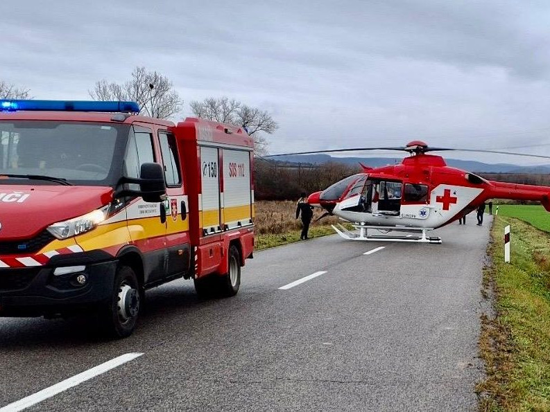 hasičské vozidlo a záchranársky vrtuľník