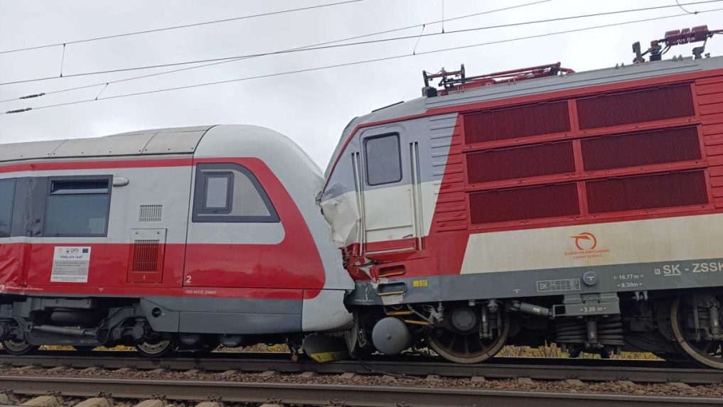 Na snímke zrazené vlaky.